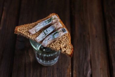 Ringa balığı ve votka ile sandviç