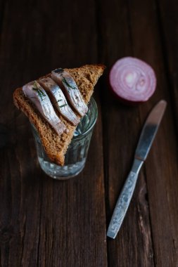 Ringa balığı ve votka ile sandviç