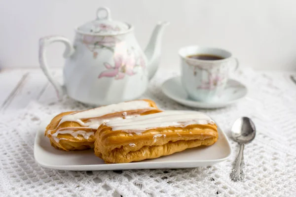 Dessert Eclair with whipped cream — Stock Photo, Image