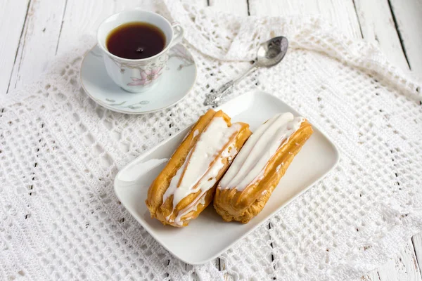 Postre Eclair con crema batida — Foto de Stock