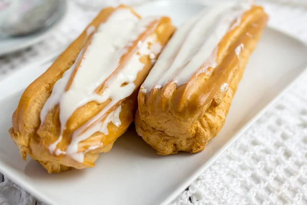 Dessert Eclair with whipped cream — Stock Photo, Image