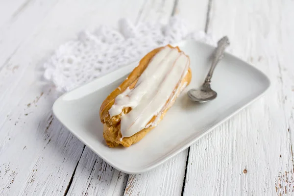 Dessert Eclair à la crème fouettée — Photo