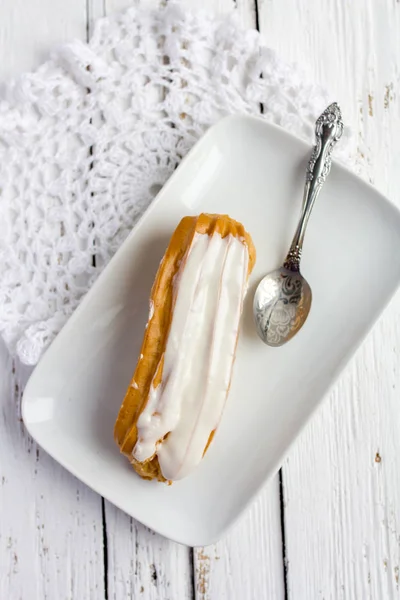 Dessert Eclair à la crème fouettée — Photo
