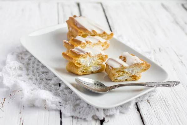 Dessert Eclair à la crème fouettée — Photo