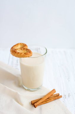 Tarçın ve şeker ile simit