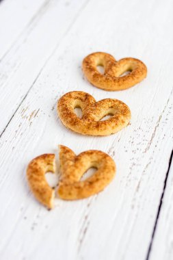 Tarçın ve şeker ile simit