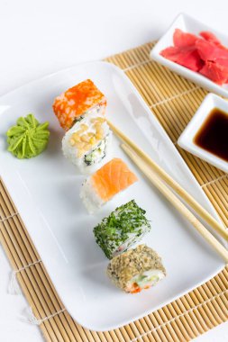 Suşi Beyaz ahşap arka plan ayarla