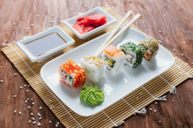 Suşi koyu ahşap arka plan ayarla