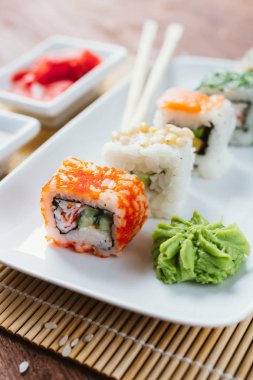 Suşi koyu ahşap arka plan ayarla