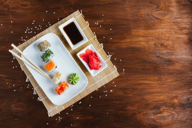 Suşi koyu ahşap arka plan ayarla