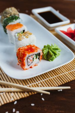 Suşi koyu ahşap arka plan ayarla