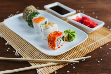 Suşi koyu ahşap arka plan ayarla