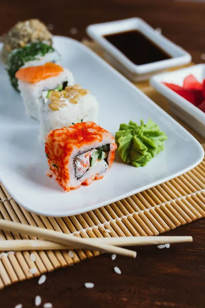 Suşi koyu ahşap arka plan ayarla