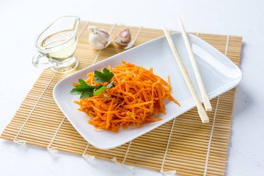 Beyaz ahşap masa üstünde Kore havuç