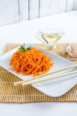 Beyaz ahşap masa üstünde Kore havuç