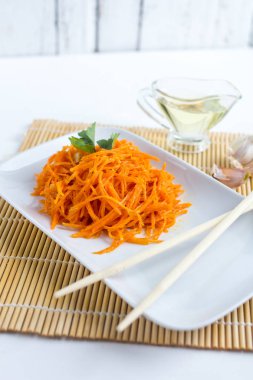 Beyaz ahşap masa üstünde Kore havuç