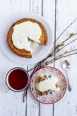 Muzlu Kek krem sos ile bir fincan süzme peynir ile 