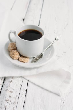 Bir fincan kahve ile şeker kamışı