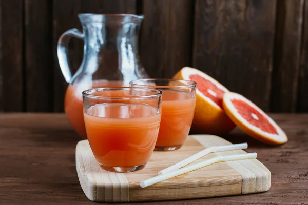 Due bicchieri di succo di pompelmo — Foto Stock