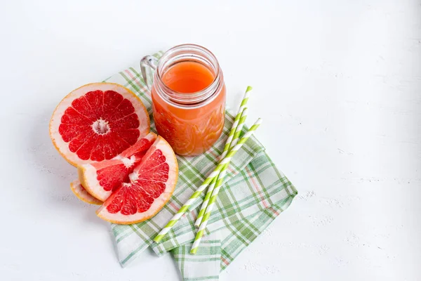 在一个罐子里的葡萄柚汁 — 图库照片