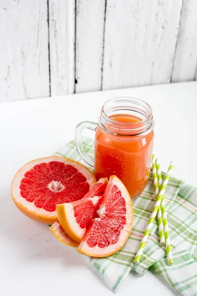 在一个罐子里的葡萄柚汁 — 图库照片