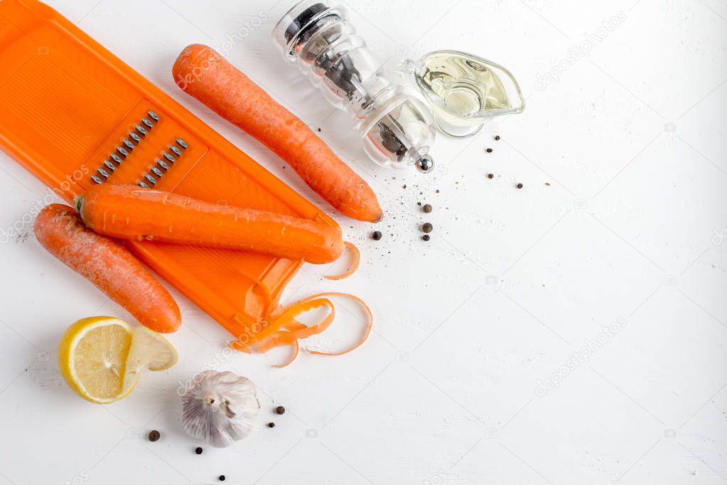 The ingredients to cook Korean carrots: carrots, butter, hot pep