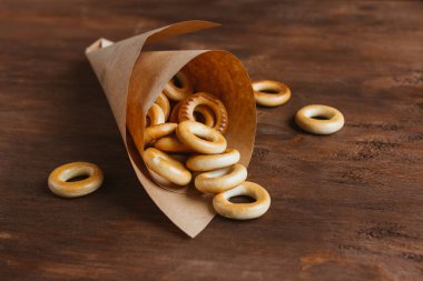 Kahverengi bir masada simit kurutma