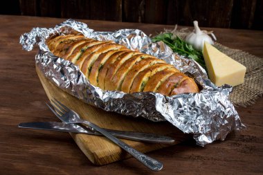 Baget sarımsak, peynir ve otlar ile