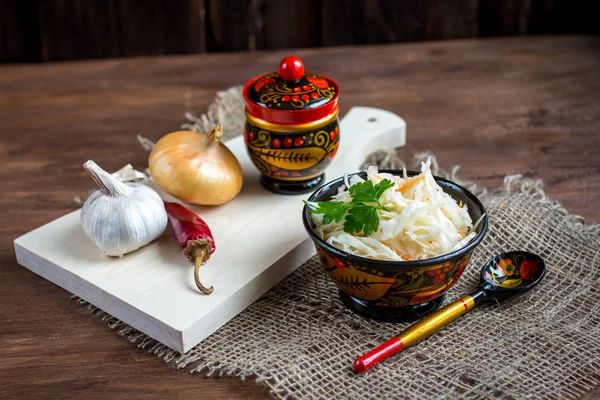 Chucrute com cenoura em tigela de madeira — Fotografia de Stock