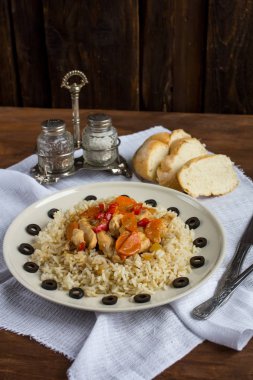 Tavuk ve sebze ile kahverengi pirinç