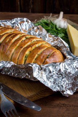 Baget sarımsak, peynir ve otlar ile