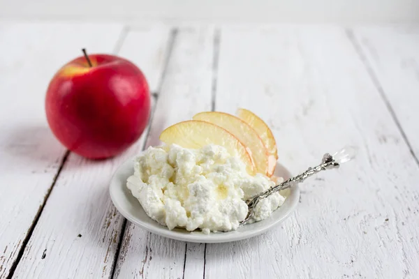 Коттедж с сыром, медом и яблоком на тарелке — стоковое фото