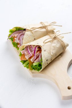 Sebze, jambon ve tortilla ile ev yapımı börek