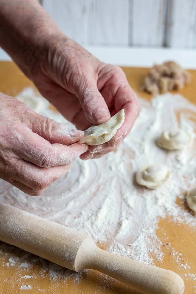 Sculpting of traditional Russian meat dumplings with minced meat — Stock Photo, Image