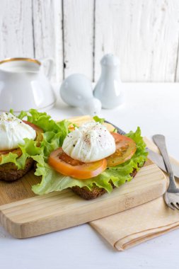 Haşlanmış yumurtalı sandviç