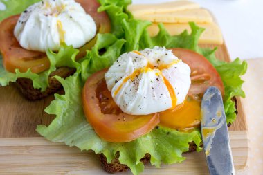 Haşlanmış yumurtalı sandviç