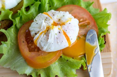 Haşlanmış yumurtalı sandviç