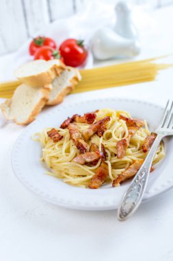Spagetti carbonara bir pastırma ile