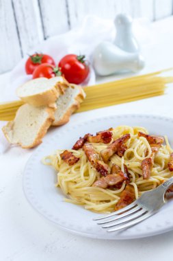 Spagetti carbonara bir pastırma ile