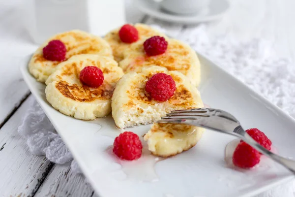 Crêpes maison au fromage cottage avec framboises et miel — Photo