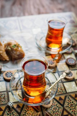 Türk tatlı ve çay tavla kurulu