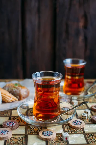 Bonbons turcs et thé sur la planche de backgammon — Photo