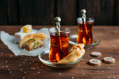 Türk tatlı ve çay koyu arka plan üzerinde