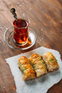 Türk tatlılar baklava ve karanlık bir arka plan üzerinde çay