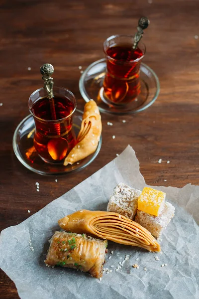 Турецкие сладости и чай на тёмном фоне — стоковое фото