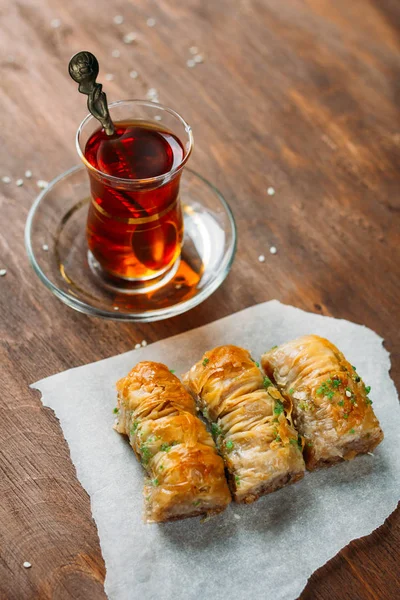 Турецкие сладости пахлава и чай на темном фоне — стоковое фото