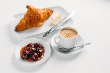 Kahve, kruvasan ve çilek reçeli Kahvaltı