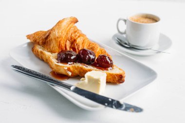 Kahve, kruvasan ve çilek reçeli Kahvaltı