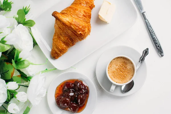 Desayuno con café, croissant y mermelada de fresa — Foto de Stock