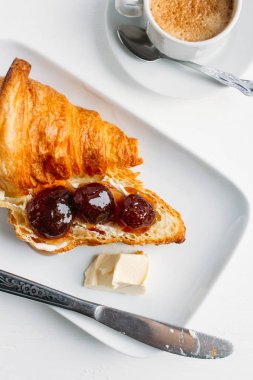 Kahve, kruvasan ve çilek reçeli Kahvaltı